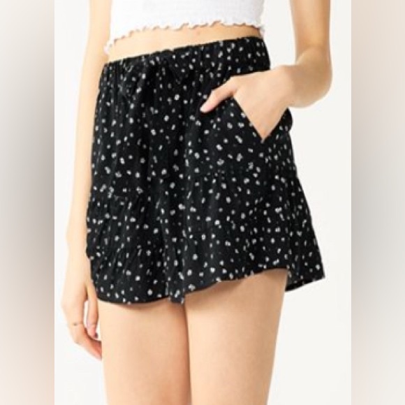 🆕 NWT Juniors XS Ruffled Shorts - Picture 1 of 8